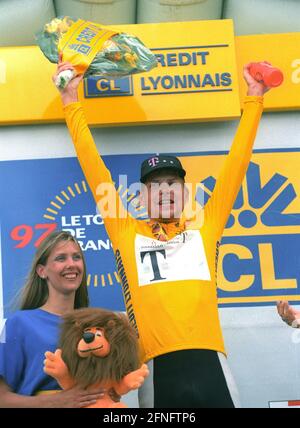 Tour de France 1997. Cerimonia di premiazione prova individuale Jan Ullrich a Parigi Disneyland [traduzione automatizzata] Foto Stock