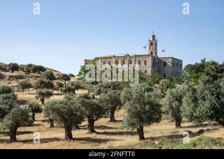 Gerusalemme, Israele - 6 maggio 2021: Il monastero greco ortodosso di Mar Elias e un oliveto accanto ad esso, in una giornata estiva limpida. Foto Stock