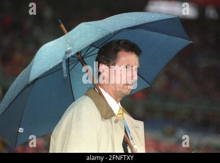 Coppa del mondo 1998. Paesi Bassi - Belgio 0:0/13.06.1998 a Parigi/St. Denis. Allenate Georgens Leekens (Belgio) con ombrello. [traduzione automatizzata] Foto Stock
