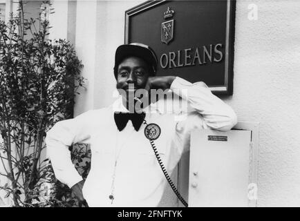 Un bellhop afroamericano si trova di fronte al suo posto di lavoro, il Royal Orleans Hotel a New Orleans. (foto non datata) [traduzione automatica] Foto Stock