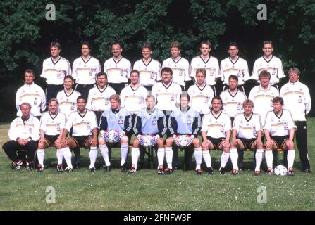 29.05.1998 Nazionale tedesca foto della squadra DFB 1998 Torna da sinistra: Helmer Thomas , Ziege Christian , Kohler Jürgen , Wörns Christian , Tarnat Michael , Hamann Dietmar , Babbel Markus , Bierhoff Oliver. Centro da sinistra: Coach Bonhof Rainer , Thon OLAF , Möller Andreas , Freund Steffen , Marschall OLAF , Heinrich Jörg , Matthäus Lothar , allenatore di portiere Maier Sepp , coach Rutemöller Erich. Davanti a sinistra : Coach Nazionale Vogts Berti , Häßler Thomas , Kirsten Ulf , Kahn Oliver , Köpke Andreas , Lehmann Jens , Jeremies Jens , Klinsmann Jürgen , Reuter Stefan [automatico Foto Stock