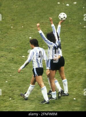 Coppa del mondo di calcio 1978 in Argentina. Finale: Argentina - Olanda 3:1 n.V./25.06.1978 a Buenos Aires. Final Cheer Argentina.4= Daniele Bertoni (fronte) medio 10= Mario Kempes. [traduzione automatizzata] Foto Stock