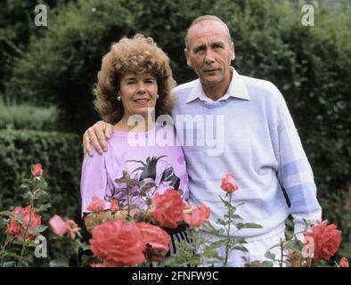 Horst Eckel con la moglie Hannelore nel giardino 01.07.1989 Nessun rilascio modello ! [traduzione automatizzata] Foto Stock