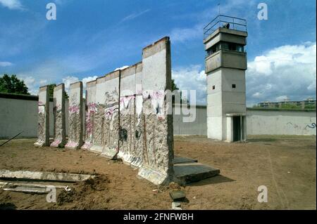 Berlin-Boroughs / GDR / inizio 1990 Kreuzberg / Treptow: Demolizione di muri a Treptow, death strip e torre di guardia. Parti della parete sono in attesa di essere tolte. Tali elementi vengono venduti quando vengono verniciati. Ma in questo caso, i picchetti del muro hanno già battuto fuori i pezzi migliori. Dietro il muro si trova Kreuzberg // parete /distretti / Storia / comunismo [traduzione automatizzata] Foto Stock