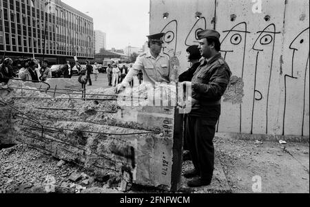 Berlin-Boroughs / parete della DDR / 1990 Kreuzberg: Le guardie di frontiera della DDR si abbattere il muro di Zimmerstrasse. È il loro ultimo lavoro. In seguito sono disoccupati. // unificazione / DDR / Storia / Comunismo / [traduzione automatizzata] Foto Stock