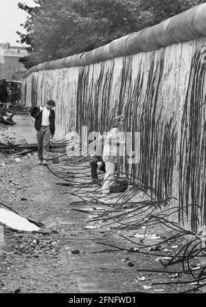 Berlin-Boroughs / GDR / 1990 Kreuzberg: A metà del 1990 il muro è già molto martoriato. I picchietti hanno battuto i pezzi ovunque, come qui a Niederkirchnerstrasse // parete della DDR / Storia / Comunismo [traduzione automatizzata] Foto Stock