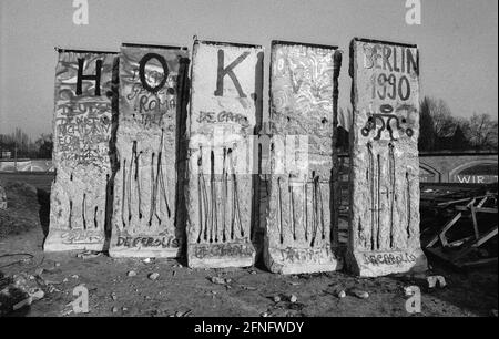 Berlino-distretti / DDR / Muro di Berlino 3 / 1991 ovunque in città il muro è abbattuto, gli elementi di cemento sono immagazzinati da qualche parte, qui alla S-Bahn a Berlino-Mitte. Simbolo per la fine della DDR, la fine del -muro antifascista- // Socialismo / unificazione / Storia / Comunismo [traduzione automatizzata] Foto Stock