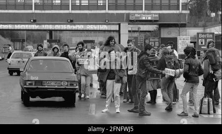 Berlino-Bezrike / DDR / Muro / 4 / 1982 traffico pasquale al confine Dreilinden. Lì, una a sinistra a Berlino Ovest in direzione di Hannover o Monaco. Lei sta lasciando il settore americano indica lo status di occupazione di Berlino Ovest. Gli Stati Uniti, la Francia e la Gran Bretagna erano responsabili dell'attraversamento del Checkpoint Bravo. Dietro il ponte iniziò la DDR. Per il passaggio è stato necessario un visto, disponibile sul lato della RDT. // Stato di Berlino / Checkpoint / confine / distretti / / // Storia / Storia / comunismo / Alleati [traduzione automatizzata] Foto Stock