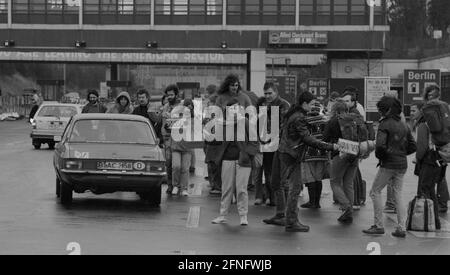 Berlino-Bezrike / DDR / Muro / 4 / 1982 traffico pasquale al confine Dreilinden. Lì, una a sinistra a Berlino Ovest in direzione di Hannover o Monaco. Lei sta lasciando il settore americano indica lo status di occupazione di Berlino Ovest. Gli Stati Uniti, la Francia e la Gran Bretagna erano responsabili dell'attraversamento del Checkpoint Bravo. Dietro il ponte iniziò la DDR. Per il passaggio è stato necessario un visto, disponibile sul lato della RDT. // Stato di Berlino / Checkpoint / confine / distretti / / // Storia / Storia / comunismo / Alleati [traduzione automatizzata] Foto Stock