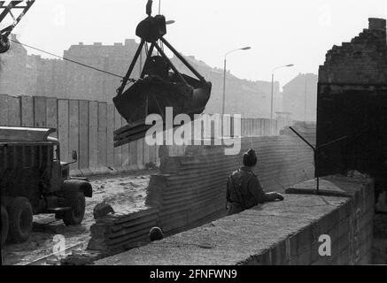 Berlino-Città / GDR / 20.3.1980 Bernauer Strasse in matrimonio. Le vecchie pietre di parete sono sostituite da elementi a L in calcestruzzo liscio. La giovane guardia di frontiera si trova lì per sorvegliare i lavoratori edili. Per impedire loro di fuggire in Occidente. // DDR / Muro / distretti / Soldato / Storia / comunismo [traduzione automatizzata] Foto Stock