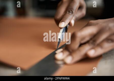 Pelle da taglio artigianale africana su un banco da lavoro Foto Stock