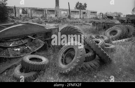 Sassonia-Anhalt / Paese della RDT / Soviet 1991 ex caserme sovietiche a Wittenberg. I soldati sono andati, la spazzatura è rimasta. Grandi aree delle ex caserme e dei terreni di manovra non sono ancora state risviluppate, pneumatici camion // Armata Rossa / Caserme / ambiente / occupazione / unità / militare [traduzione automatizzata] Foto Stock