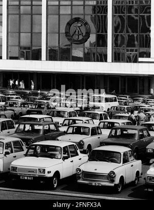 Berlino-Città / GDR-End / Emblem / 12 / 1989 Berlino Est: Palazzo della Repubblica. C'era anche il Volkskammer. L'emblema della DDR è ancora sospeso. Il parcheggio di fronte mostra la prosperità della DDR. Ci sono stati principalmente solo 2 tipi di auto: Trabi (Trabant) e Wartburg. // Stato della RDT / Regione di Linden al posto del Palazzo della Città, demolito nel 1950, il Palazzo della Repubblica è stato costruito dal 1973, 180 m di lunghezza, 32 m di larghezza. All'interno c'erano vari servizi. Nella grande sala si sono svolti eventi, ha avuto 5000 visitatori. Nella piccola sala si è incontrata la camera delle persone della RDT. C'erano anche ristoranti e caffè Foto Stock