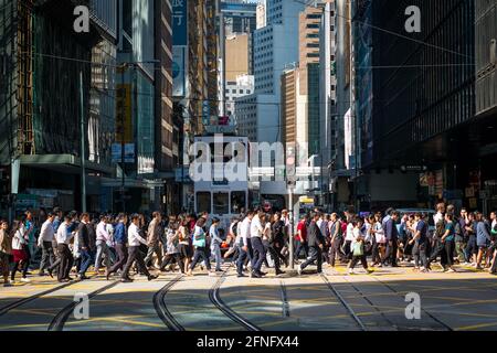 Hong Kong - Novembre, 2019: Persone che attraversano la strada nel quartiere degli affari nel centro di Hong Kong Foto Stock