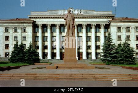 Ucraina / Shitomir / 1998 Kiev. Monumento di Lenin di fronte al Palazzo di Giustizia, ex sede del Partito Comunista // Socialismo / Storia / Comunismo / Guerra / Soviet [traduzione automatizzata] Foto Stock