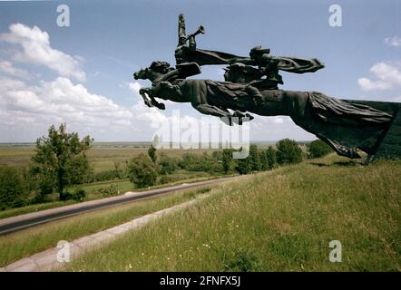 Ucraina / Storia / Socialismo / 1998 Monumento al generale di cavalleria sovietica Budjonny, che invase la Polonia con i suoi squadroni durante il periodo rivoluzionario dopo il 1918. Arrivò fino a Varsavia. Un monumento stalinista bombastico vicino Lemberg lo ricorda. // Guerra / soldati / Stalinismo / 1918 / [traduzione automatizzata] Foto Stock