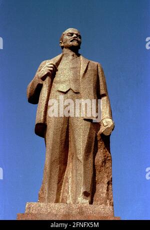 Ucraina / Shitomir / 1998 Kiev. Monumento di Lenin di fronte al Palazzo di Giustizia, ex sede del Partito Comunista // Socialismo / Storia / Comunismo / Guerra / Soviet [traduzione automatizzata] Foto Stock