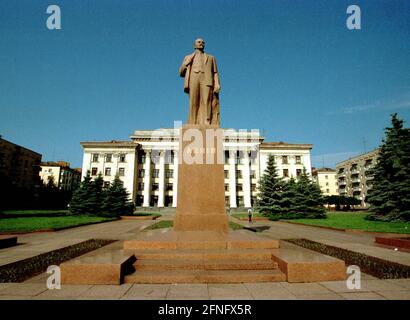 Ucraina / Shitomir / 1998 Kiev. Monumento di Lenin di fronte al Palazzo di Giustizia, ex sede del Partito Comunista // Socialismo / Storia / Comunismo / Guerra / Soviet [traduzione automatizzata] Foto Stock