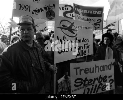 Berlin-Mitte / Alexanderplatz / 1991 dimostrazione contro l'agenzia Treuhand di Alexanderplatz 6. I dipendenti della compagnia aerea della RDT Interflug protestano contro la fine delle operazioni. Il segno dice -Treuhand Sterbehilfe- // Demo / Treuhandanstalt / Liquidation [traduzione automatizzata] Foto Stock