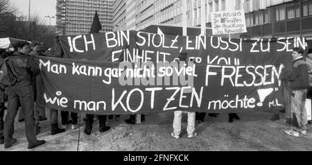 Berlin-Mitte / Alexanderplatz / 1991 dimostrazione contro la Treuhand-Anstalt ad Alexanderplatz 6. I dipendenti della compagnia aerea della RDT Interflug protestano contro la fine delle operazioni. Il segno dice - sono orgoglioso . Ossi zu sein, Einheit oder Kohl, man kann nicht genug essen wie man kotzen moechte- // IDemo / Helmut Kohl / Treuhandanstalt / Abwicklung [traduzione automatizzata] Foto Stock
