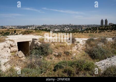 Gerusalemme, Israele - 6 maggio 2021: Un bunker giordano, rovinato nella guerra dei sei giorni, su una collina che domina gran parte di Gerusalemme. Foto Stock