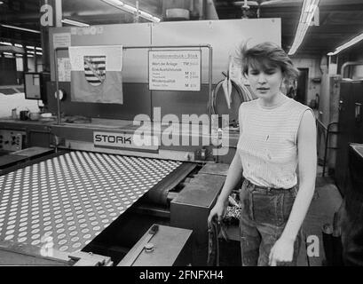 Sassonia / industria / GDR / 1991 LAUTEX - Lausitzer Textilwerke- a Loebau, ribattezzata ma non ancora privatizzata, appartiene al Treuhand. La foto mostra l'impianto di stampa di tessuti, un lavoratore di macchina // lavoro / unità / Treuhand [traduzione automatizzata] Foto Stock