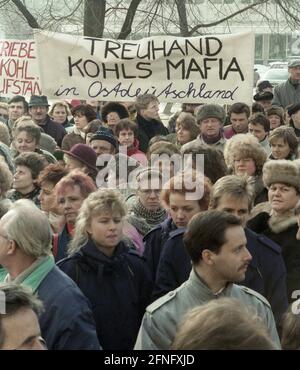Berlin-Mitte / Alexanderplatz / 1991 dimostrazione contro l'agenzia Treuhand di Alexanderplatz 6. I dipendenti della compagnia aerea della RDT Interflug protestano contro la fine della compagnia. Il segno recita -Treuhand, Kohla's Mafia in East Germany- // Demo / Helmut Kohl / GDR / liquidazione / unificazione / [traduzione automatizzata] Foto Stock