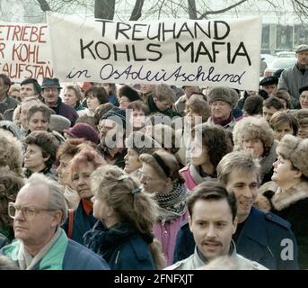 Berlin-Mitte / Alexanderplatz / 1991 dimostrazione contro l'agenzia Treuhand di Alexanderplatz 6. I dipendenti della compagnia aerea della RDT Interflug protestano contro la fine della compagnia. Il segno recita -Treuhand, Kohla's Mafia in East Germany- // Demo / Helmut Kohl / GDR / liquidazione / unificazione / [traduzione automatizzata] Foto Stock