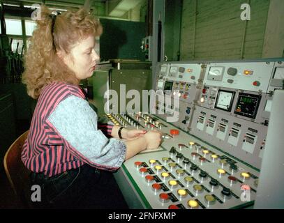 Berlin-Bezirke / GDR / industria / 1991 VEB EAW-Treptow (Elektro-Apparate-Werk, ex AEG) a Treptow. Era il più grande datore di lavoro di Berlino. La mietitrebbia aveva 12,500 dipendenti nel 1990. La privatizzazione della Treuhand è fallita. La fabbrica è abbattuta. Nel 2004 ci sono edifici per uffici, costruiti dalla compagnia assicurativa Allianz. Foto: Cortile interno // Bezirke / Treptow-Koepenick nel 1888 l'AEG costruì un grande complesso industriale a Wedding su Ackerstrasse, che presto divenne troppo piccolo. Hanno assunto un sito ancora più grande su Voltastrasse. Nelle enormi fabbriche produssero quasi tutto quello che vendettero Foto Stock