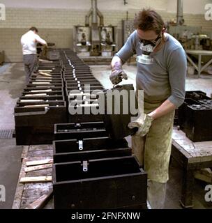 Berlino / DDR / 6/1991 fabbrica di batterie (batterie al piombo) a Lichtenberg, i lavoratori devono lavorare con maschere a gas. Non sono presenti sistemi di scarico. La società appartiene al Treuhand nel 1991 // ambiente / aria / chimica / / // distretti / Lichtenberg [traduzione automatizzata] Foto Stock