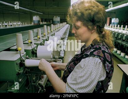 Stati federali / Brandeburgo / Economia / 1993 Faserwerke Premnitz, lavoratore anziano nella filiera // Donne / chimica / tessile / Treuhand // industria tessile GDR [traduzione automatizzata] Foto Stock