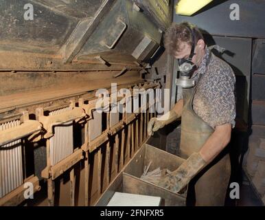 Berlino / DDR / 6/1991 fabbrica di batterie (batterie al piombo) a Lichtenberg, i lavoratori devono lavorare con maschere a gas. Non sono presenti sistemi di scarico. La società appartiene al Treuhand nel 1991 // ambiente / aria / chimica / / // distretti / Lichtenberg [traduzione automatizzata] Foto Stock