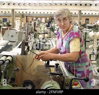 Stati federali / Sassonia / GDR / 1991 Neugersdorf, stabilimento tessile della LAUTEX GmbH, una mietitrebbia VEB privatizzata. Appartiene ancora al Treuhand, un acquirente non è stato trovato. Solo una sala è ancora in funzione. E' poco redditizio e obsoleto. Tutto è chiuso. Lavoratore tessile // Economia // industria tessile della RDT [traduzione automatizzata] Foto Stock