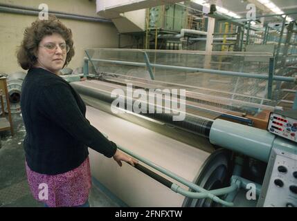 Sassonia / GDR / 1991 Neugersdorf, la società tessile della GDR LAUTEX GmbH appartiene ancora alla Treuhand, non è stato trovato un acquirente. L'intero settore va in bancarotta. Lavoratori tessili // Donne / lavoro / Economia / Stati federali // industria tessile della RDT [traduzione automatizzata] Foto Stock