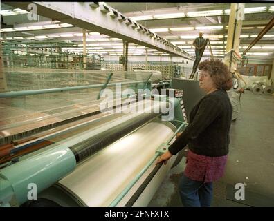 Sassonia / GDR / 1991 Neugersdorf, la società tessile della GDR LAUTEX GmbH appartiene ancora alla Treuhand, non è stato trovato un acquirente. L'intero settore va in bancarotta. Lavoratori tessili // Donne / lavoro / Economia / Stati federali // industria tessile della RDT [traduzione automatizzata] Foto Stock