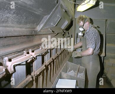 Berlino / DDR / 6/1991 fabbrica di batterie (batterie al piombo) a Lichtenberg, i lavoratori devono lavorare con maschere a gas. Non sono presenti sistemi di scarico. La società appartiene al Treuhand nel 1991 // ambiente / aria / chimica / / // distretti / Lichtenberg [traduzione automatizzata] Foto Stock