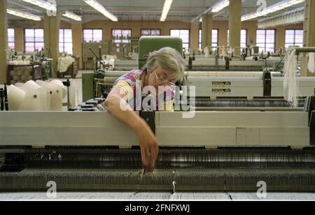 Stati federali / Sassonia / GDR / 1991 Neugersdorf, stabilimento tessile della LAUTEX GmbH, una mietitrebbia VEB privatizzata. Appartiene ancora al Treuhand, un acquirente non è stato trovato. Solo una sala è ancora in funzione. E' poco redditizio e obsoleto. Tutto viene chiuso. Lavoratore tessile // Economia // industria tessile della RDT [traduzione automatizzata] Foto Stock