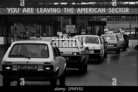 Berlino-Bezrike / DDR / Muro / 4 / 1982 traffico pasquale al confine Dreilinden. Lì, una a sinistra a Berlino Ovest in direzione di Hannover o Monaco. Lei sta lasciando il settore americano indica lo status di occupazione di Berlino Ovest. Gli Stati Uniti, la Francia e la Gran Bretagna erano responsabili dell'attraversamento del Checkpoint Bravo. Dietro il ponte iniziò la DDR. Per il passaggio è stato necessario un visto, disponibile sul lato della RDT. // Stato di Berlino / Checkpoint / confine / distretti / / // Storia / Storia / comunismo / Alleati [traduzione automatizzata] Foto Stock