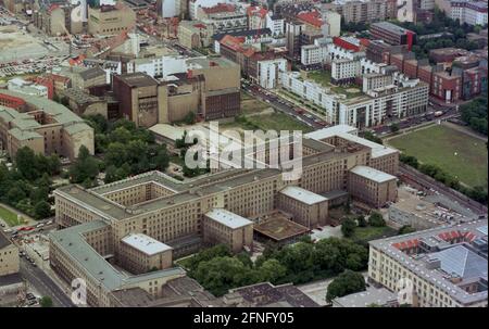 Berlino / Centro / Mitte / Kreuzberg / 1994 Ministero federale delle finanze, (di fronte a IT Treuhand, di fronte alla Casa dei ministeri della RDT, di fronte a IT Reichsluftfahrt-Ministerium, Hermann Goering). A destra l'area dell'ex Gestapo, in alto a sinistra Checkpoint Charly a Friedrichstrasse // Aerial views / distretti [traduzione automatizzata] Foto Stock