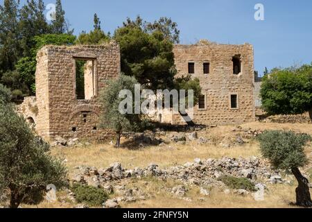 Gerusalemme, Israele - 6 maggio 2021: Le case palestinesi abbandonate in rovina a Gerusalemme, Israele, in un giorno estivo limpido. Foto Stock