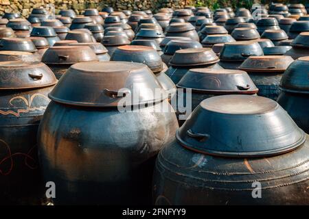 Jangdokdae, Jars tradizionale coreano piattaforma per croccate di salse e condimenti al villaggio folk Naganeupseong Nagan a Suncheon, Corea Foto Stock