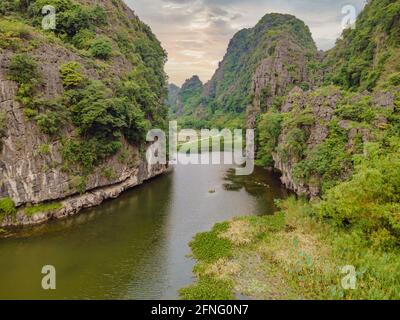 Il maestoso paesaggio sul fiume Ngo Dong a Tam Coc Bich Dong vista dal drone nella provincia di Ninh Binh di Vietnam Foto Stock