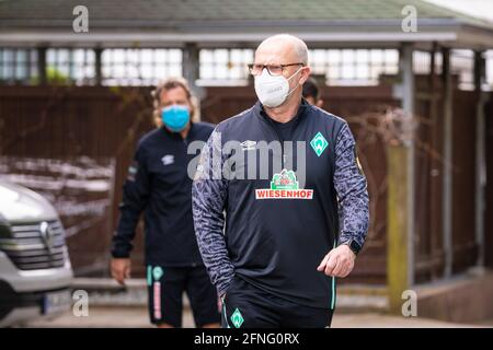 17 maggio 2021, bassa Sassonia, Barsinghausen: Calcio: Bundesliga. Thomas Schaaf (r), il nuovo allenatore ad interim della squadra di calcio della Bundesliga SV Werder Bremen, lascia lo Sporthotel Fuchsbachtal nella regione di Hannover, dove la squadra di Werder Bremen si trova nel campo di allenamento in quarantena, insieme a Wolfgang Rolff (l), che fungerà da cotrainer. Foto: Moritz Frankenberg/dpa Foto Stock