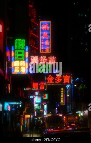 Hong Kong, Hong Kong - novembre 2019: Luci al neon e cartelli per negozi nelle strade di Hong Kong di notte Foto Stock