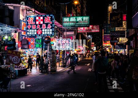 Hong Kong - Novembre, 2019: Negozi illuminati e persone sulla strada di notte a HongKong City, Mongkok Foto Stock