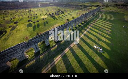 Antiche rovine di architettura romana nel Parco Acquedotto di Roma durante il periodo covid in italia 2021. Foto Stock