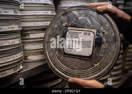 17 maggio 2021, Brandeburgo, Hoppegarten: Il titolo del film DEFA 'Fräulein Schmetterling' è scritto su una bobina del film nell'archivio di Hoppegarten. Numerose pellicole DEFA sono immagazzinate qui. 75 anni fa, la Deutsche Film AG (DEFA) è stata fondata a Potsdam-Babelsberg. Foto: Paul Zinken/dpa Foto Stock