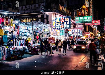 Hong Kong - Novembre, 2019: Negozi illuminati e persone sulla strada di notte a HongKong City, Mongkok Foto Stock