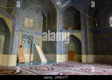 La sala di preghiera della Scuola Teologica di Chahar Bagh a Isfahan, Iran. Foto Stock