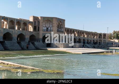 Lo storico ponte Khaju sul fiume Zayanderud a Isfahan, Iran Foto Stock